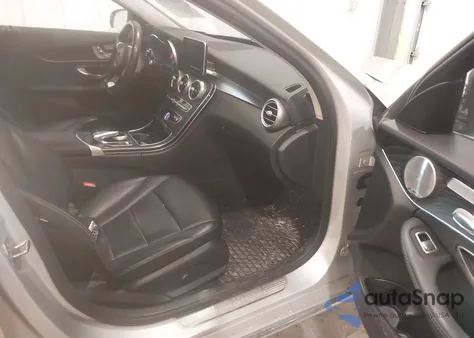 2016 Mercedes-Benz C 300 4Matic z USA, uszkodzony, nr VIN 55SWF4KB0GU172389